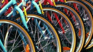 Salvini: "Targa e assicurazione per biciclette e monopattini"