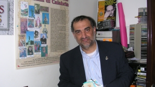 L'editore Demetrio Guzzardi, curatore della mostra Santi, Santità e Santini di Calabria