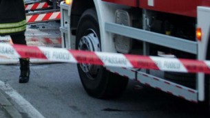 Scendono da auto in panne, travolti da tir: due morti