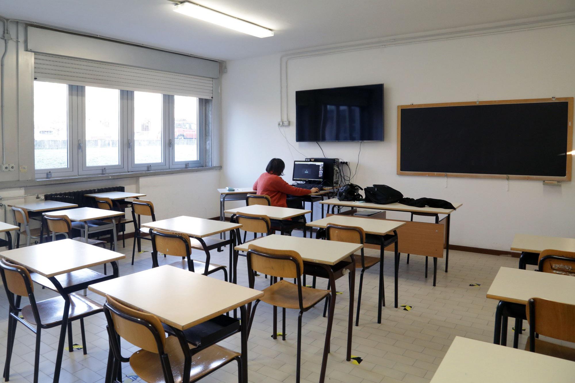 Scuola Campania, De Luca: "Elementari e medie chiuse fino a fine gennaio"