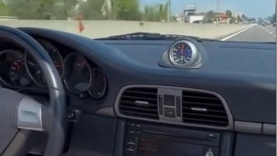 Sfreccia a 150 km all'ora dopo spot su guida sicura: bufera su presidente Milano-Serravalle - Video