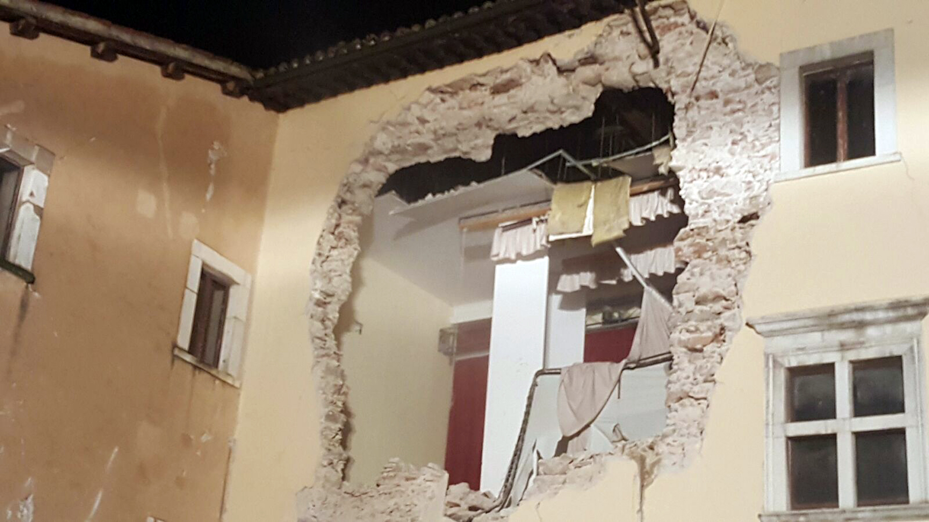 Una casa distrutta dal terremoto a Visso (Macerata)