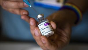 Terza dose, Bertolaso: "Subito per chi ha fatto AstraZeneca 6 mesi fa"