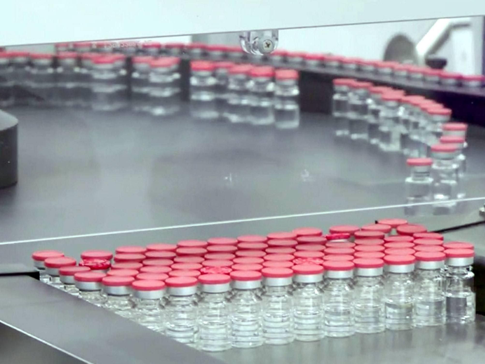 Vaccino covid AstraZeneca, Aifa vieta un lotto in Italia