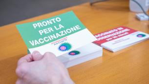 Vaccino covid, AstraZeneca anche a over 65