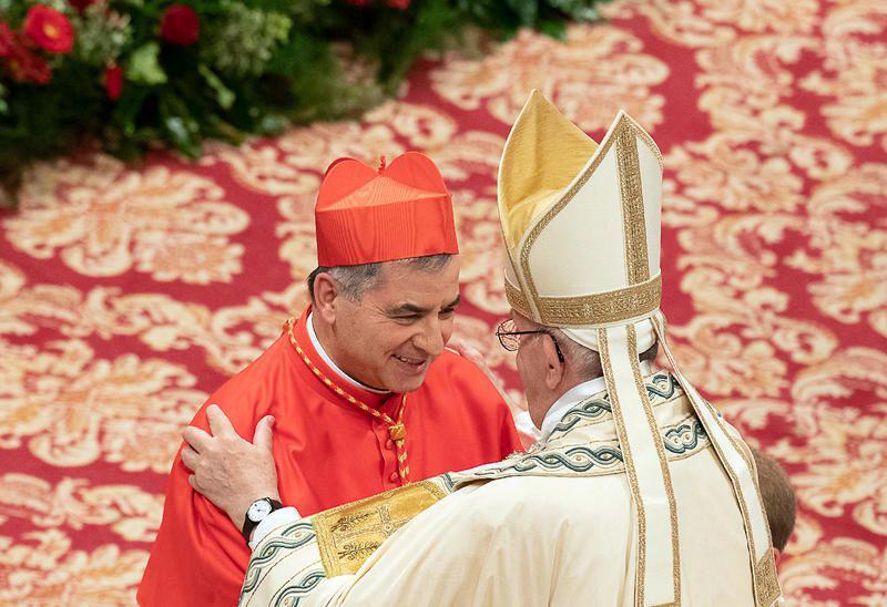 Vaticano, Becciu registra di nascosto Papa sofferente: ecco l'audio choc