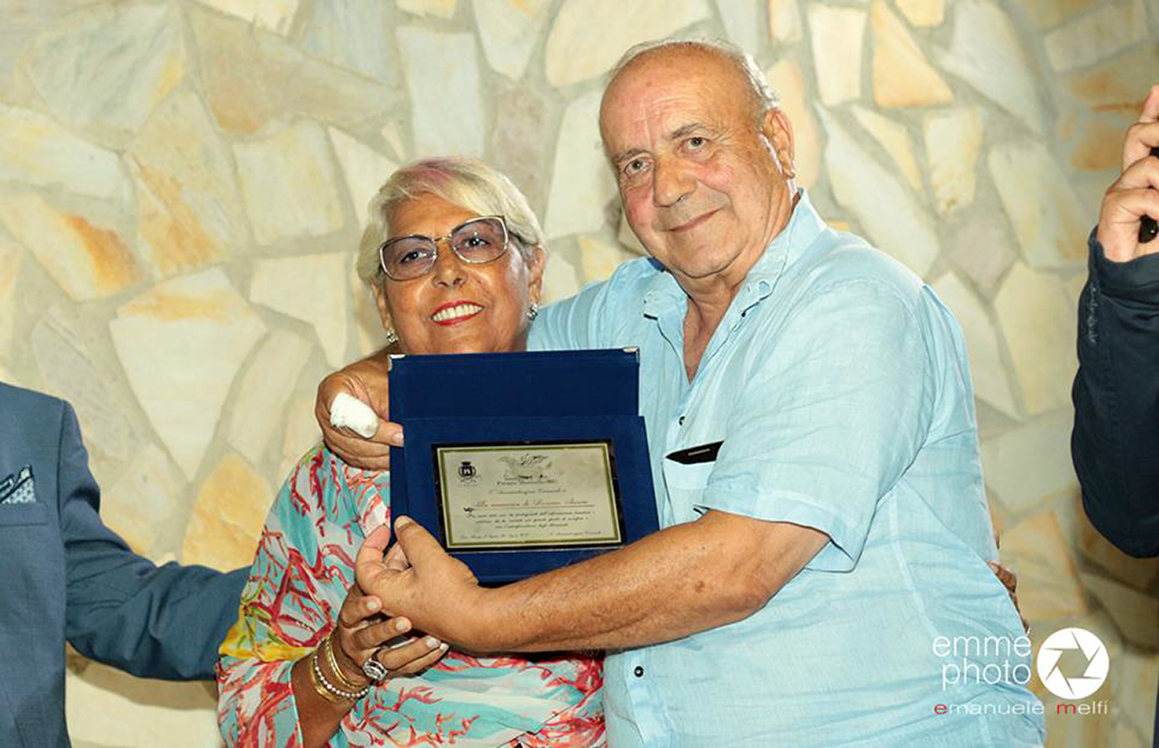 Virginia Tropeano, vedova di Rosario Arcuri, riceve il Premio da Leopoldo Chieffallo