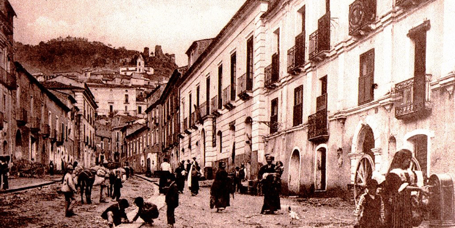 Via Garibaldi a Nicastro in una foto dei primi anni del Novecento