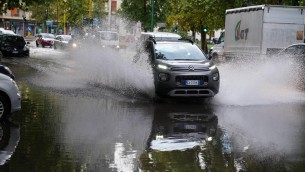 Violento temporale su Milano, allagamenti e alberi caduti