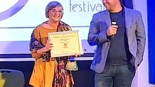 Ippolita Luzzo consegna il premio Nautilus.Litweb a Salvatore Conaci