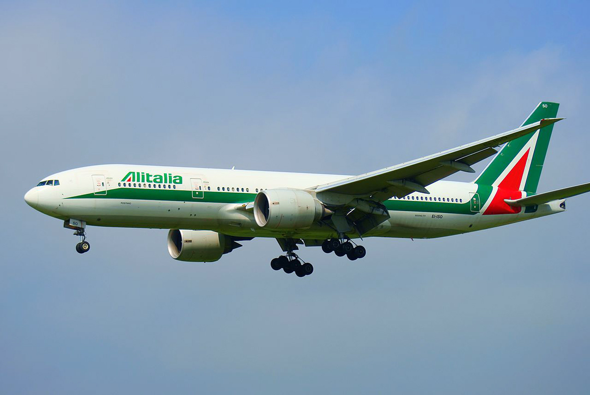 1280px-alitalia_boeing_777-243er_landing_at_tokyo_narita_airport