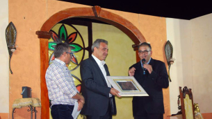 Luigi Sbarra mentre riceve il Premio alla carriera