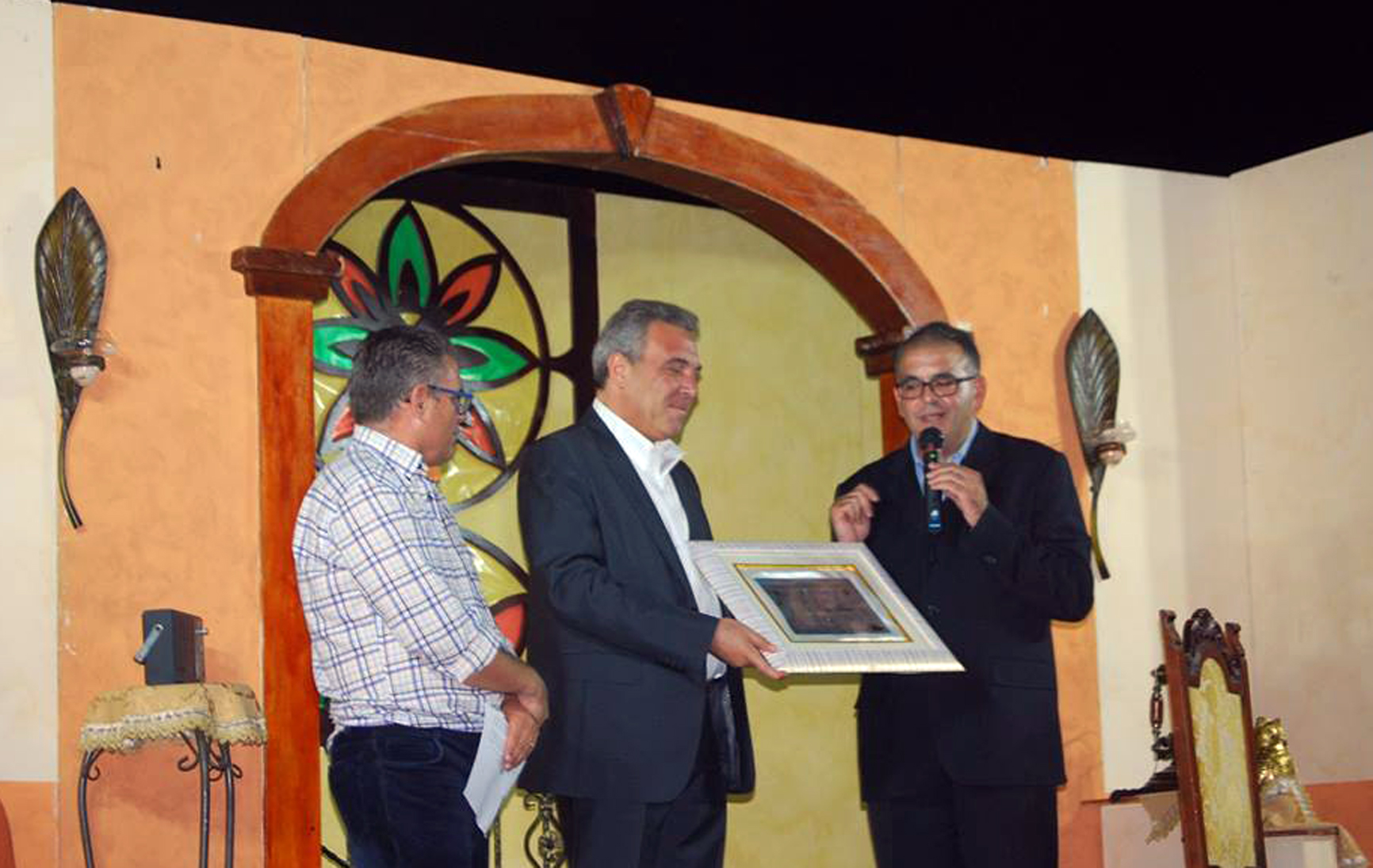 Luigi Sbarra mentre riceve il Premio alla carriera