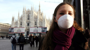 fotogramma - pavanel - RAGAZZA CON MASCHERINA PER LO SMOG E INQUINAMENTO A MILANO
