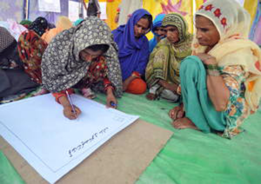 Pakistan: Donne in una scuola rurale sostenuta dalla FAO