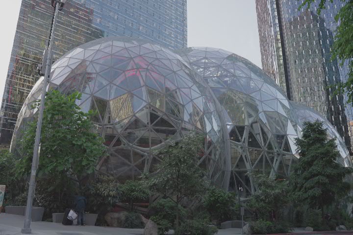 2 giugno 2023, illuminato col tricolore centro Amazon di Seattle - Video
