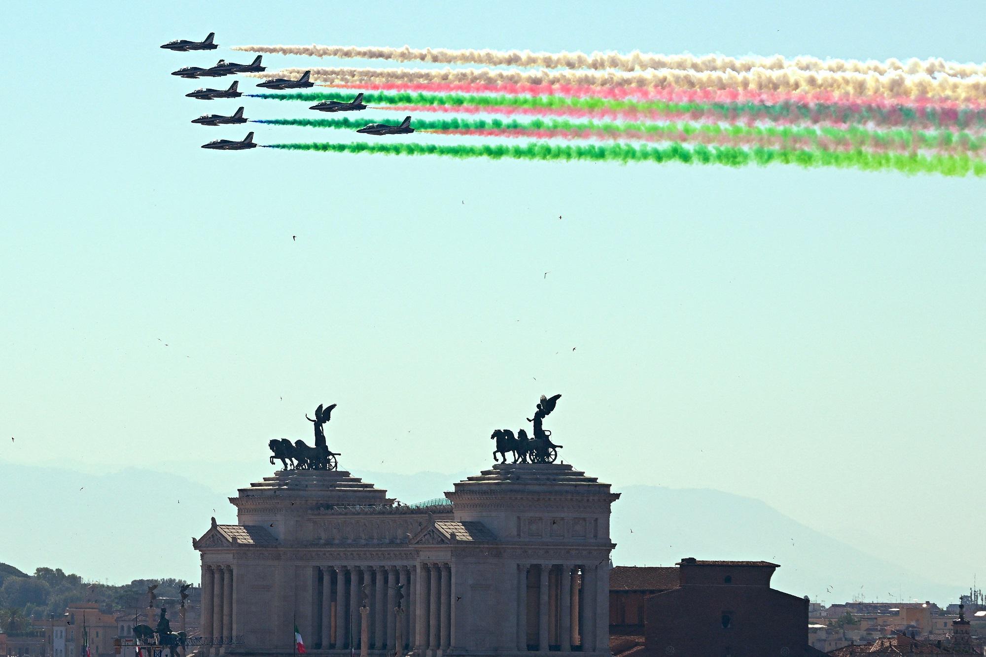 2 giugno, l'omaggio di Mattarella e le Frecce Tricolori - Video
