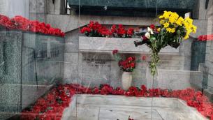 2 novembre, al Verano una rosa rossa per Claretta