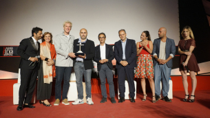 Il regista Francesco Ghiaccio ed alcuni interpreti di «Un posto sicuro», vincitore del Mgff