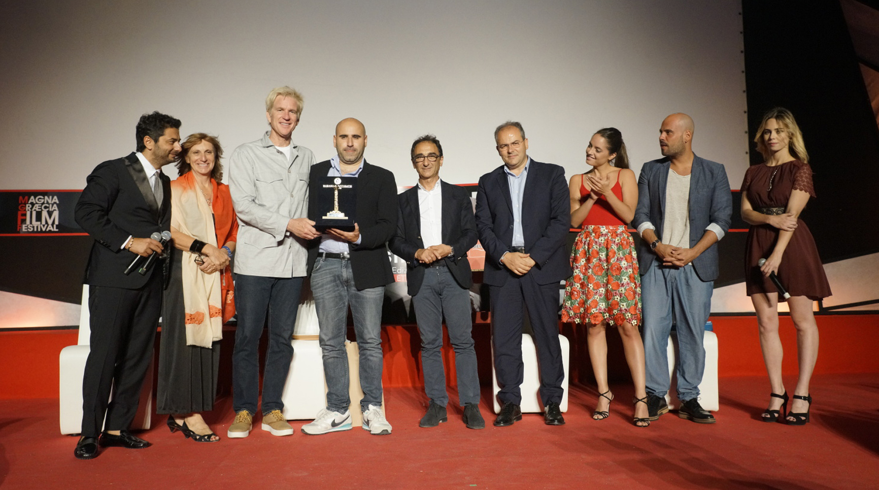 Il regista Francesco Ghiaccio ed alcuni interpreti di «Un posto sicuro», vincitore del Mgff