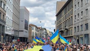25 aprile, a Milano bandiere Ucraina e Nato