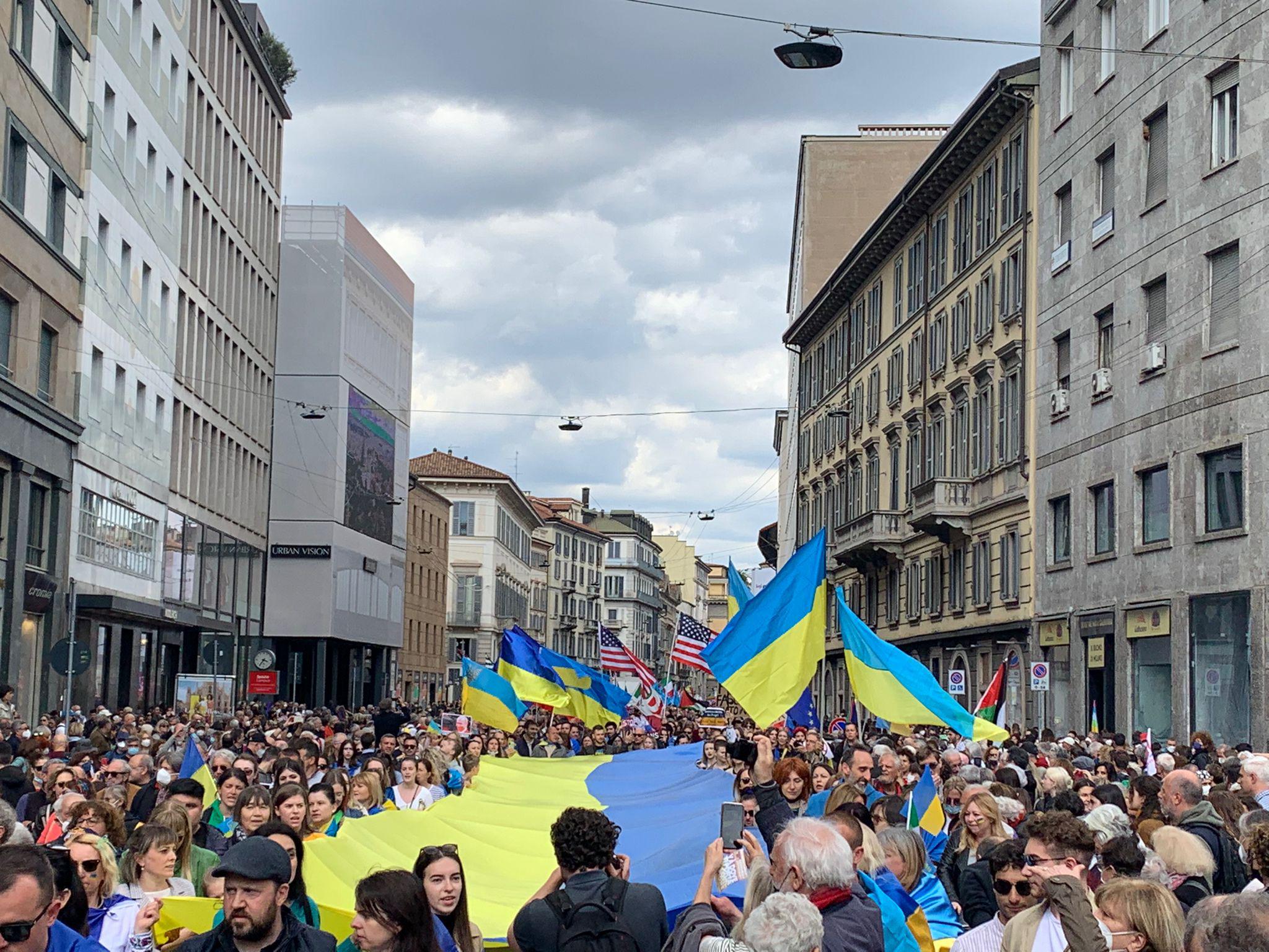 25 aprile, a Milano bandiere Ucraina e Nato