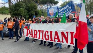 25 aprile, a Roma il corteo Anpi: polemiche per striscioni anti Usa e Nato