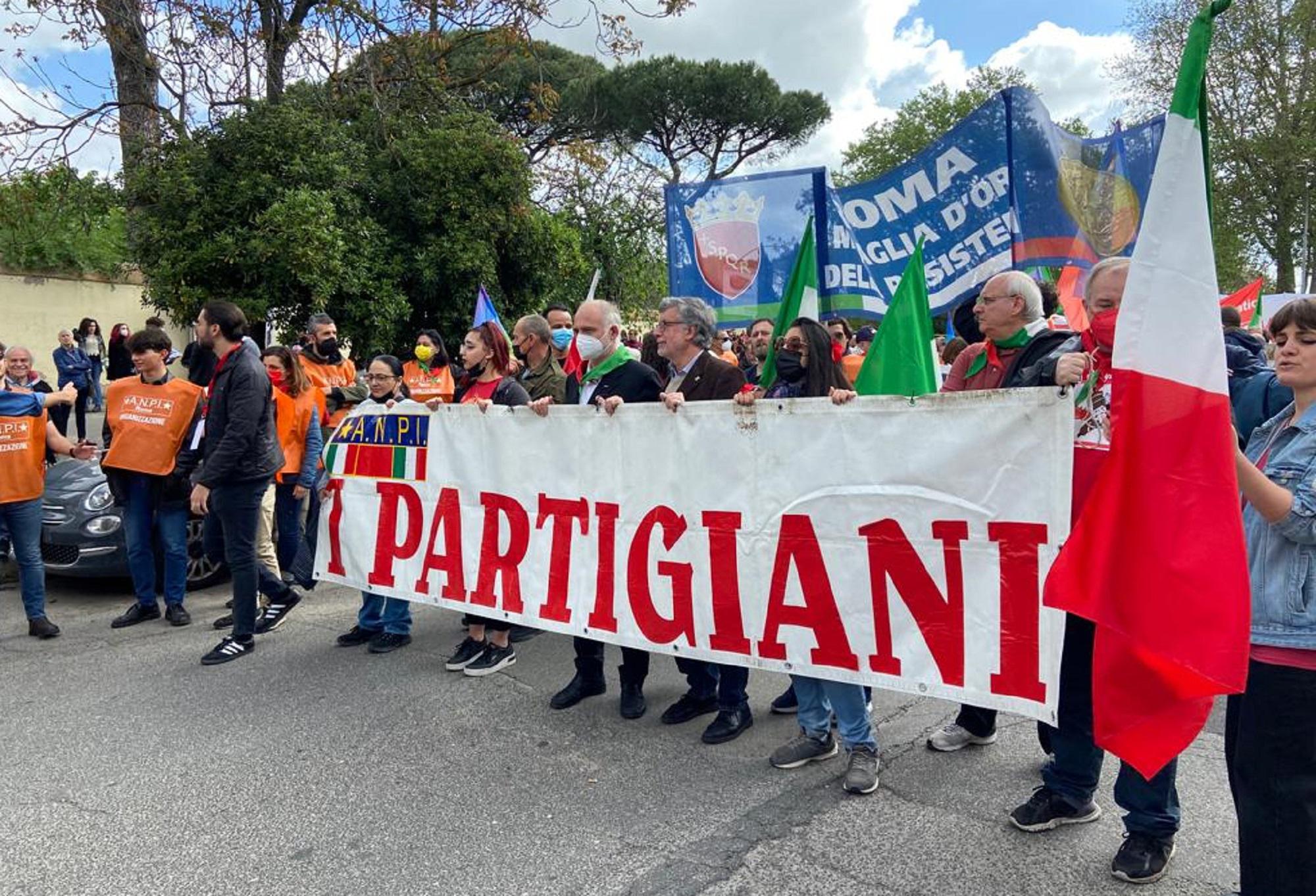 25 aprile, a Roma il corteo Anpi: polemiche per striscioni anti Usa e Nato