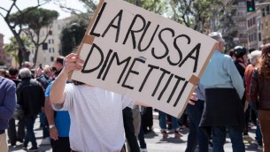 25 aprile, da Napoli a Milano contestati esponenti governo