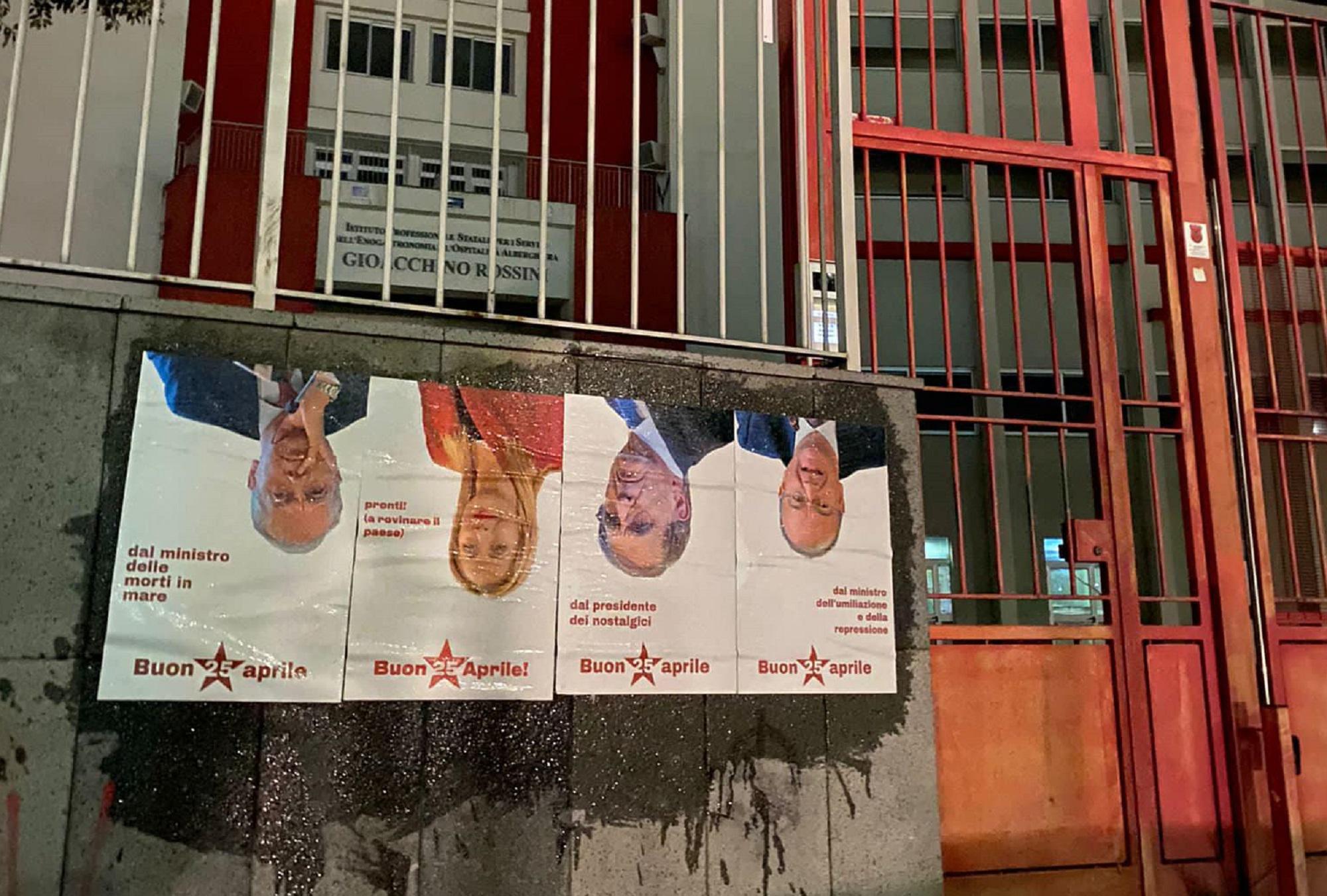 25 aprile, foto capovolte Meloni e La Russa su manifesti a Napoli