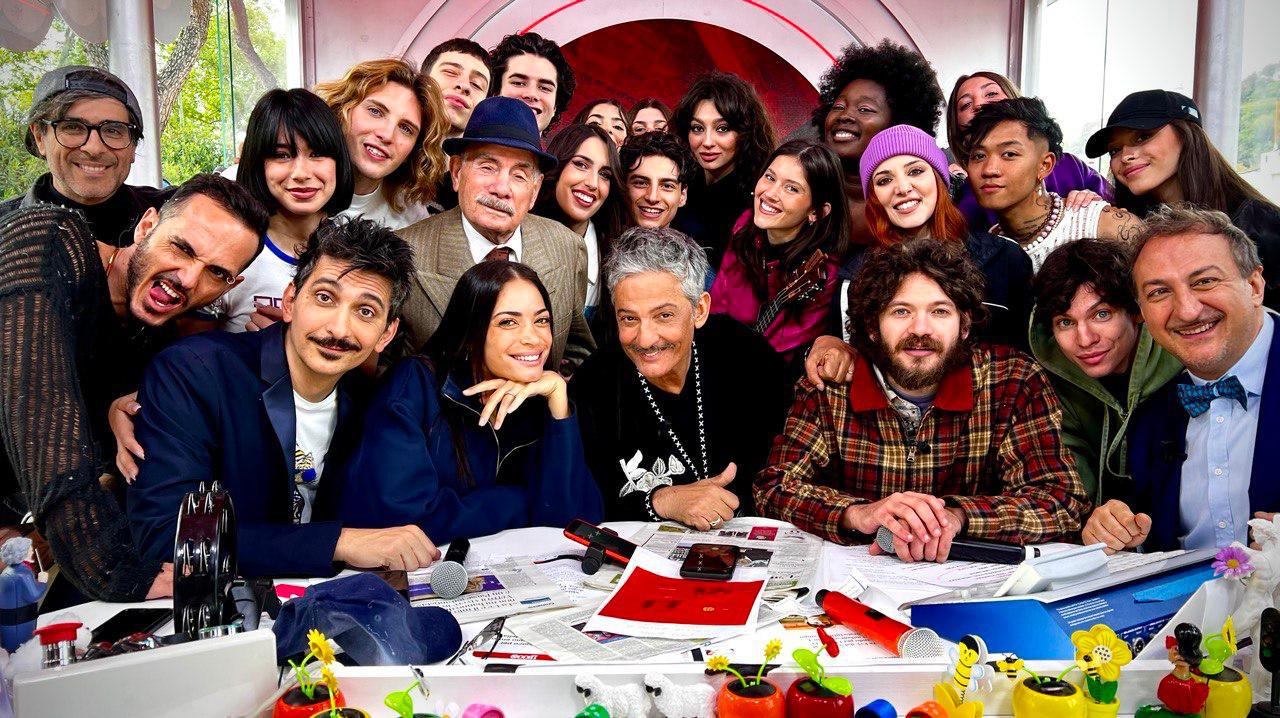 25 aprile, ironia Fiorello: "Meloni ha parlato di fascismo, ora manca solo 'anti'"
