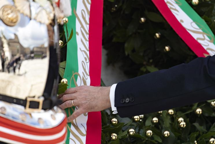 25 aprile, Mattarella all'Altare della Patria