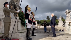 25 aprile, Mattarella rende omaggio all'Altare della patria