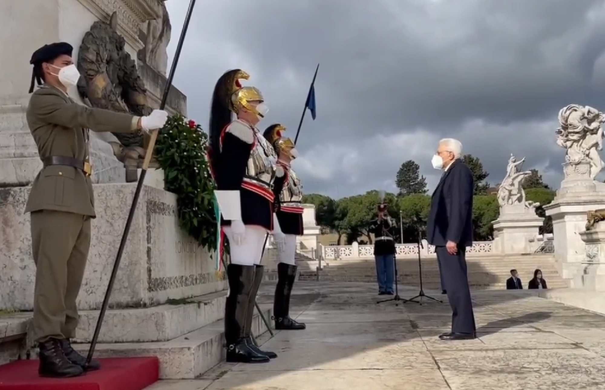 25 aprile, Mattarella rende omaggio all'Altare della patria