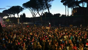 25 novembre, donna con bandiera Palestina aggredita al corteo a Roma