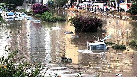 Bomba d'acqua a Palermo, 2 vittime in auto sommersa