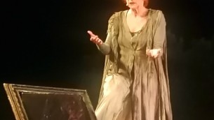 Elisabetta Pozzi in "Cassandra" (foto di Giovanna Villella)