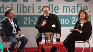 Il regista Carlo Carlei (al centro nella foto con il giornalista Antonio Cannone e la scrittrice Daniela Grandinetti)