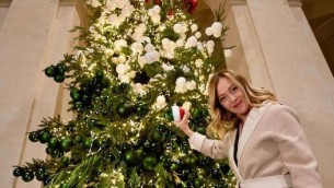 8 dicembre, gli auguri social di Giorgia Meloni: foto con albero Natale tricolore