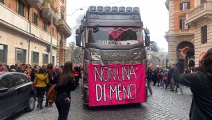 8 marzo, in migliaia al corteo di Roma: "Contro la violenza patriarcale"
