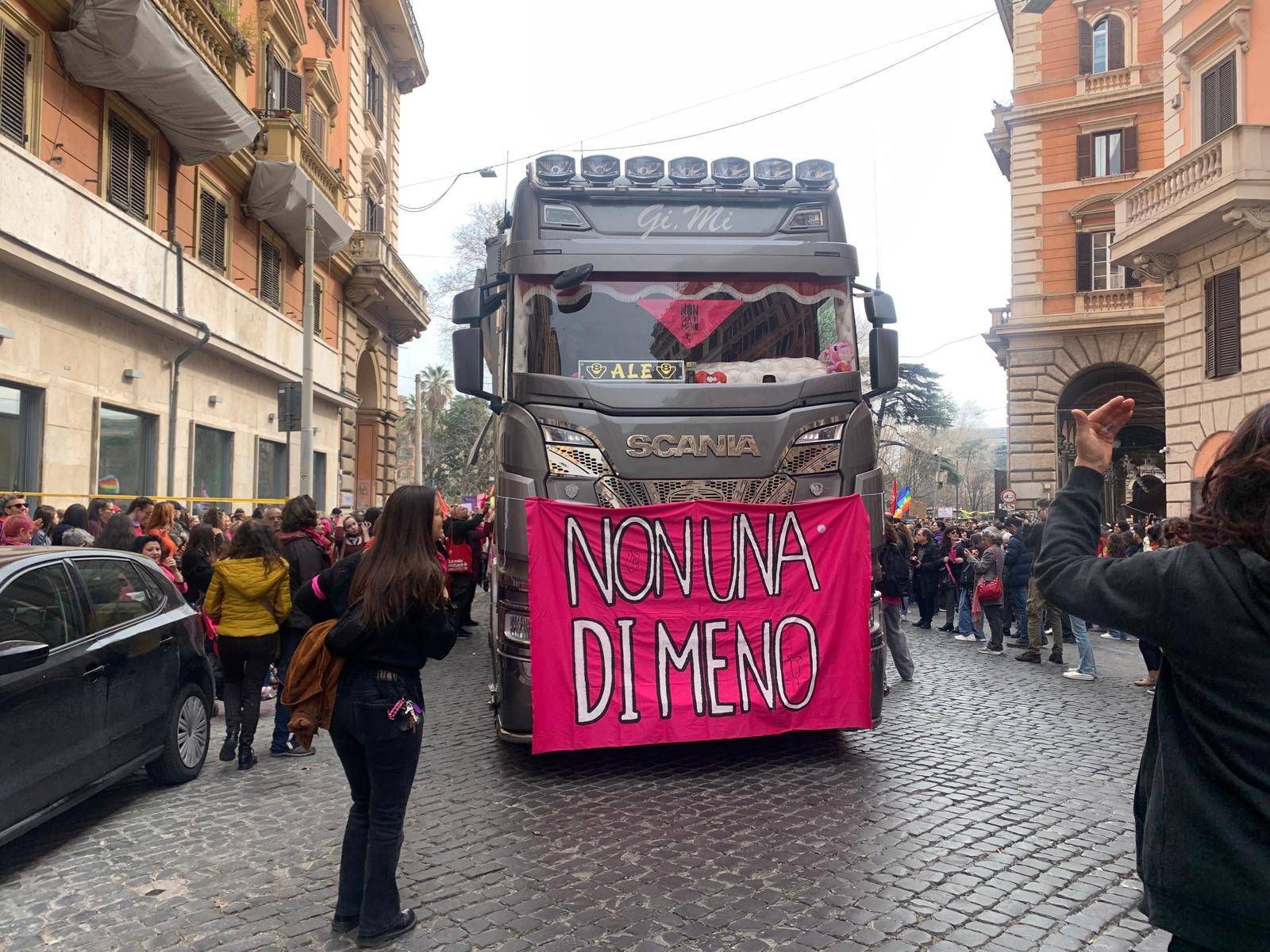8 marzo, in migliaia al corteo di Roma: "Contro la violenza patriarcale"