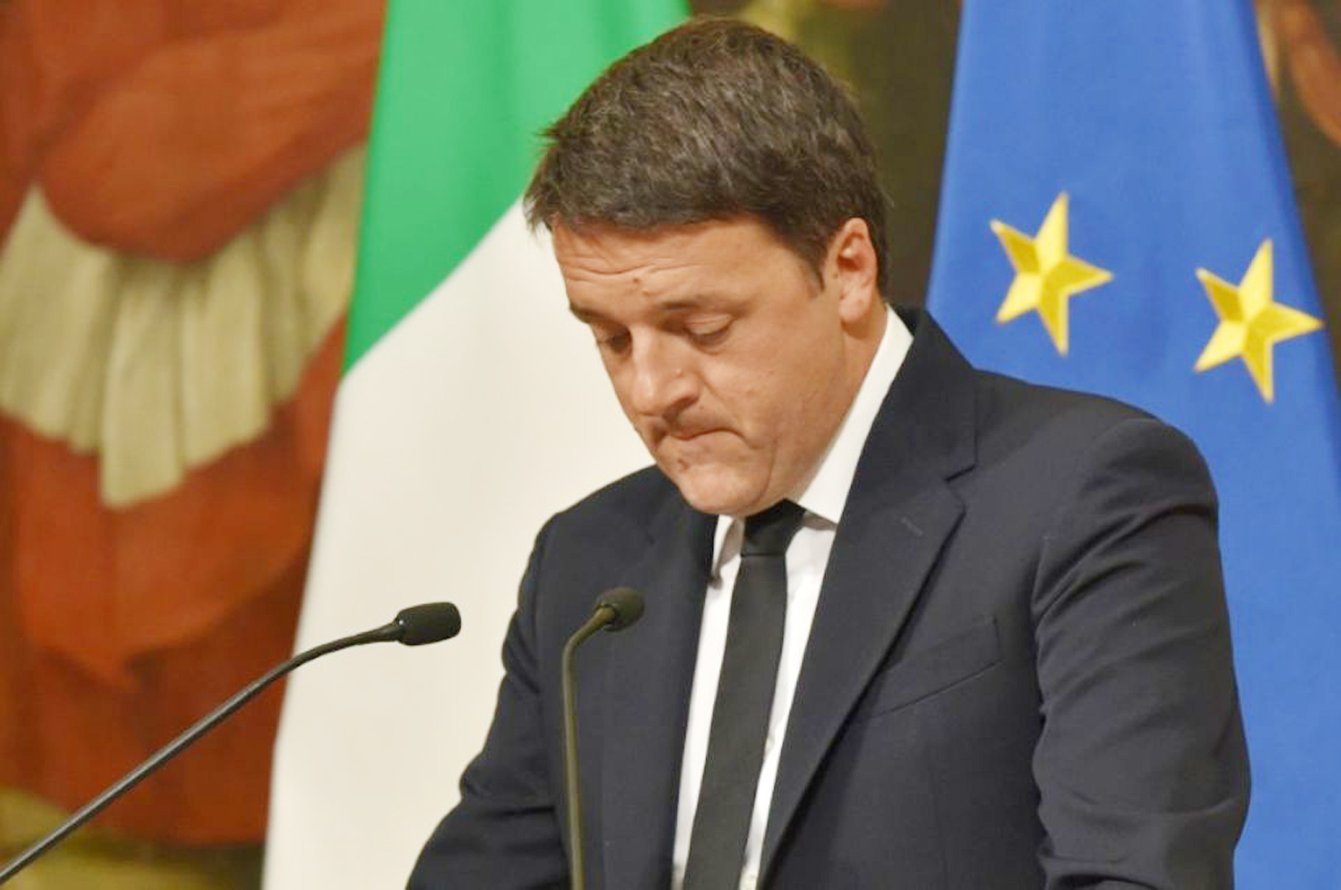 971760-le-premier-ministre-italien-matteo-renzi-annonce-sa-demission-apres-les-resutats-du-referendum-le-4-