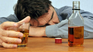 alcool-dipendenza-da-alcool-cause-e-fattori-di-rischio-e-possibili-ricadute-3