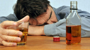 alcool-dipendenza-da-alcool-cause-e-fattori-di-rischio-e-possibili-ricadute-3