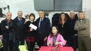 angela-gaetano-presidente-aism-riceve-la-donazione-dellassociazione-san-nicola