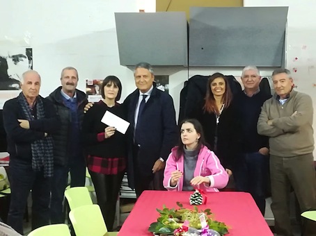 angela-gaetano-presidente-aism-riceve-la-donazione-dellassociazione-san-nicola