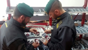 CRONACA-La-Finanza-sequestra-ricambi-auto-taroccati-5881e294be8f82