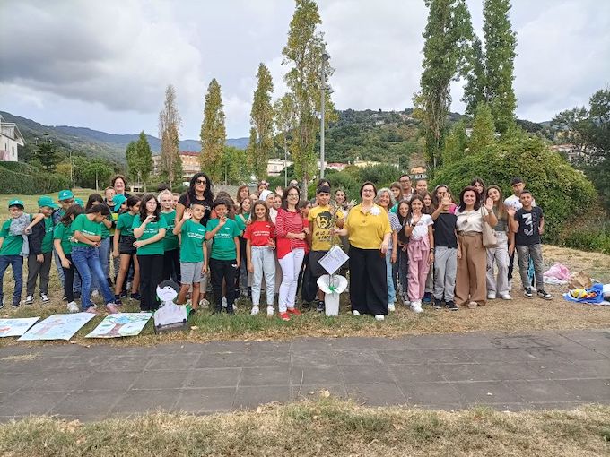 con-gli-alunni-e-i-docenti-dellistituto-manzoni-augruso-al-parco-fluviale