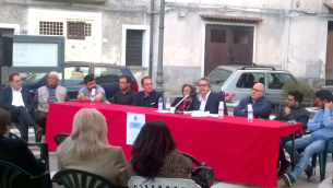 conflenti-sindaco-in-piazza-tavolo