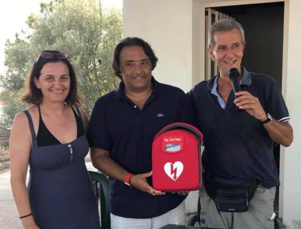 donazione-defibrillatore-al-villaggio-costa-dei-saraceni-di-bova-marina